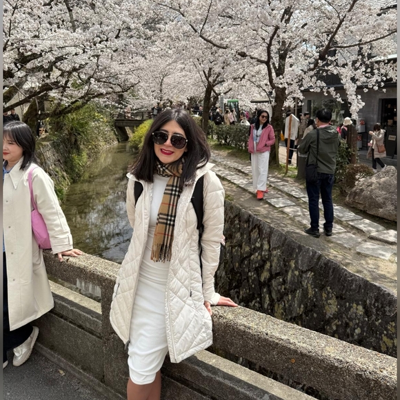 Meet your Posher, Evelyn - Picture 2 of 3